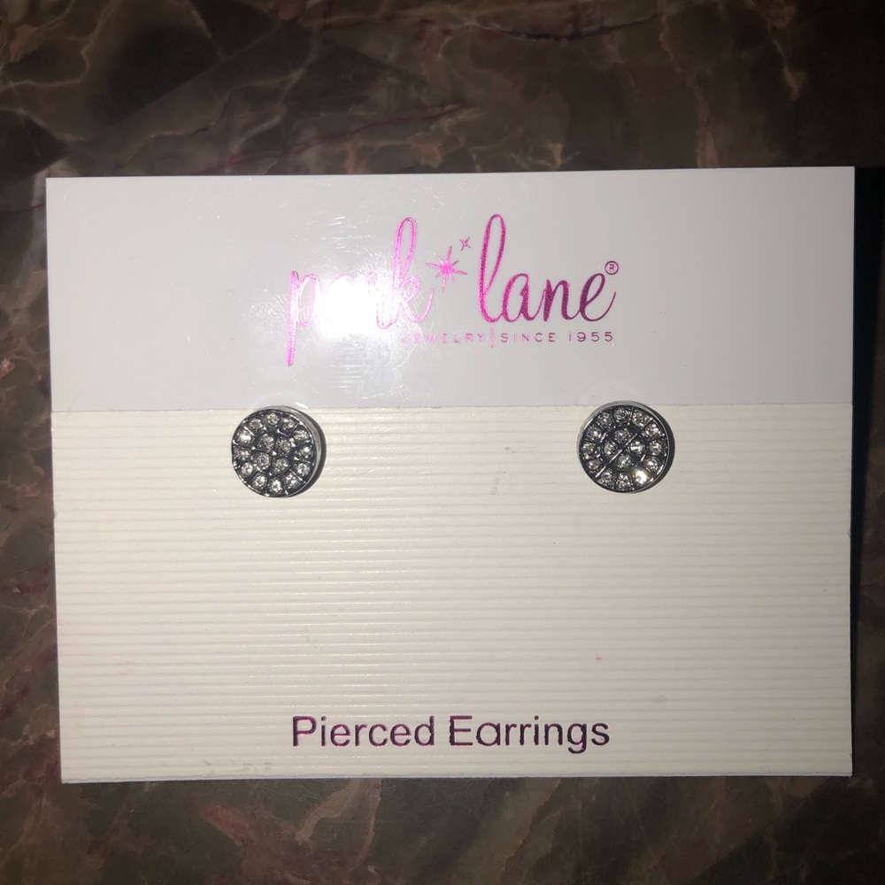 Stud diamonds earrings